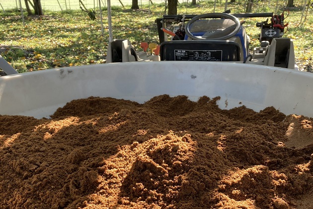 荒井果樹園　土作り